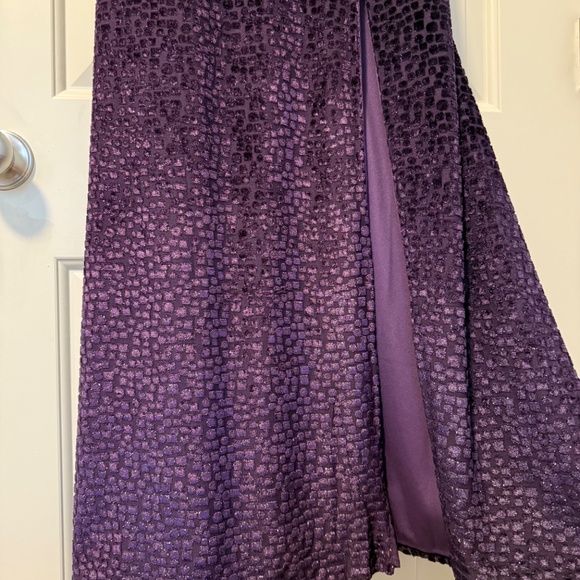 Nightway Women's Long Velvet‎ Mock Wrap Dress W/Sheer V Inset & Side Slit Size 8 - Picture 3 of 14